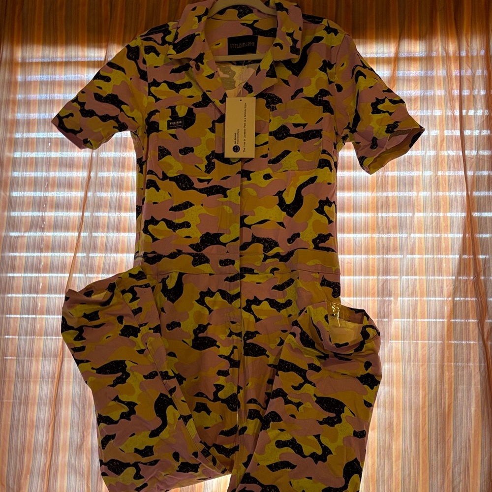 WILDFANG NWT The Essential Coverall in bright camouflage print Size Medium - Picture 2 of 12